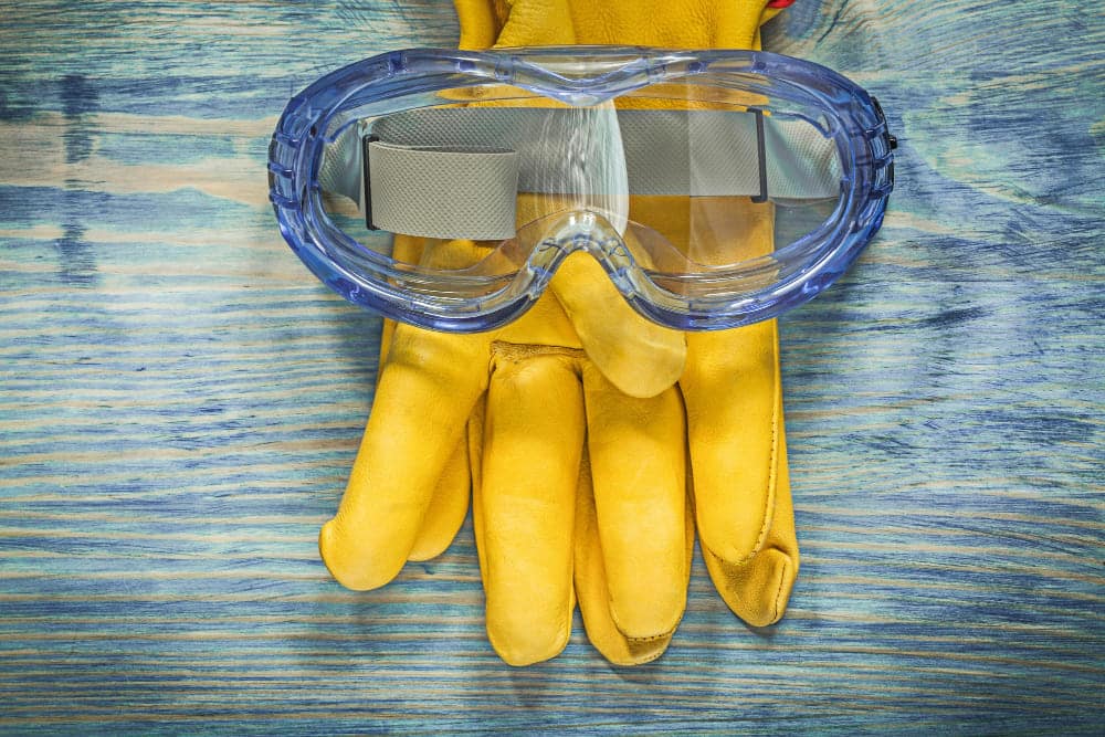 Gafas de seguridad y guantes