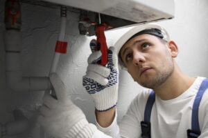 trabajador arreglando calderas